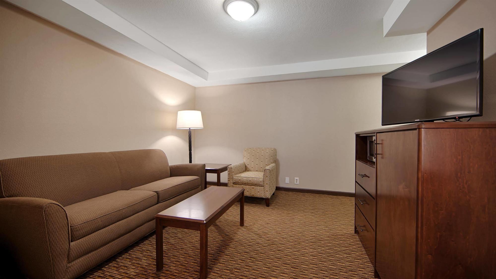 Best Western Pasadena Royale Inn & Suites Room photo